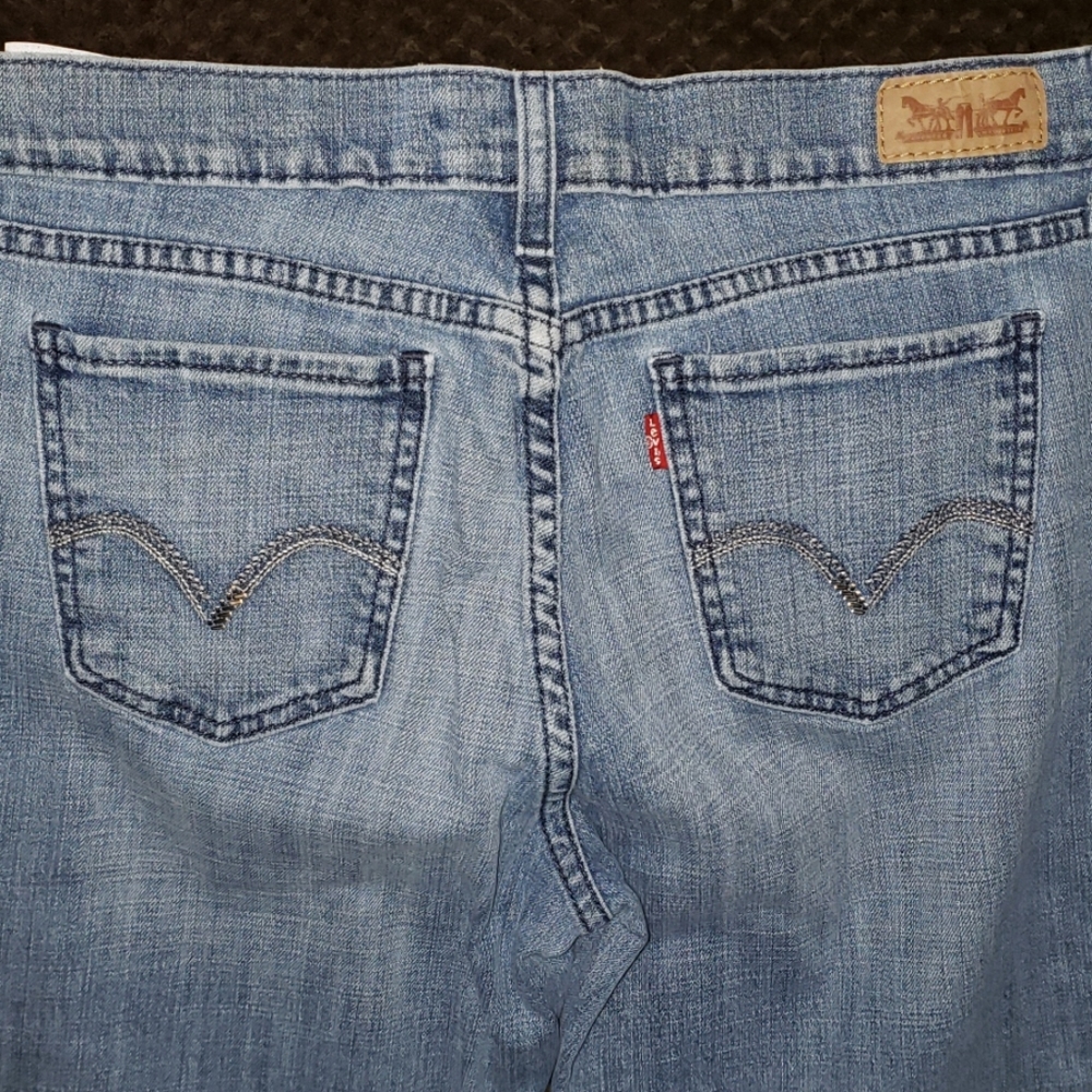 Levis - Picture 3 of 5